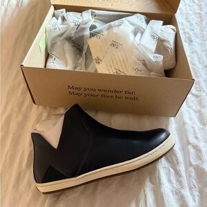 Taos Footwear Black and White